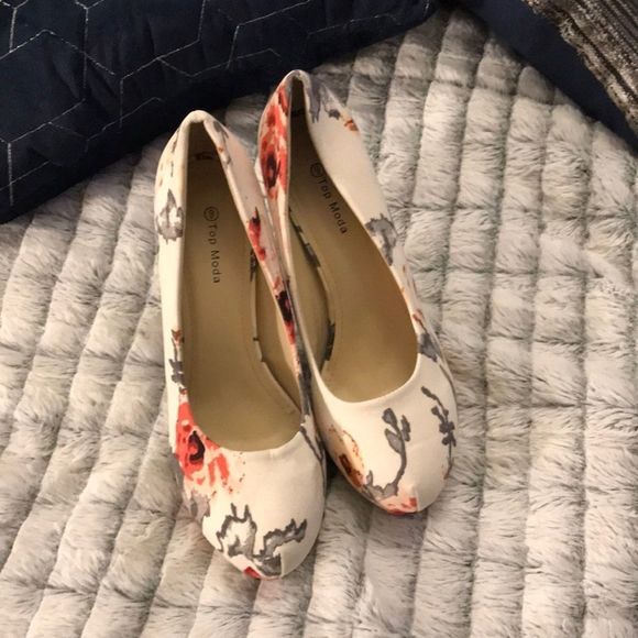 Beautiful white floral top Moda heels - Picture 1 of 7